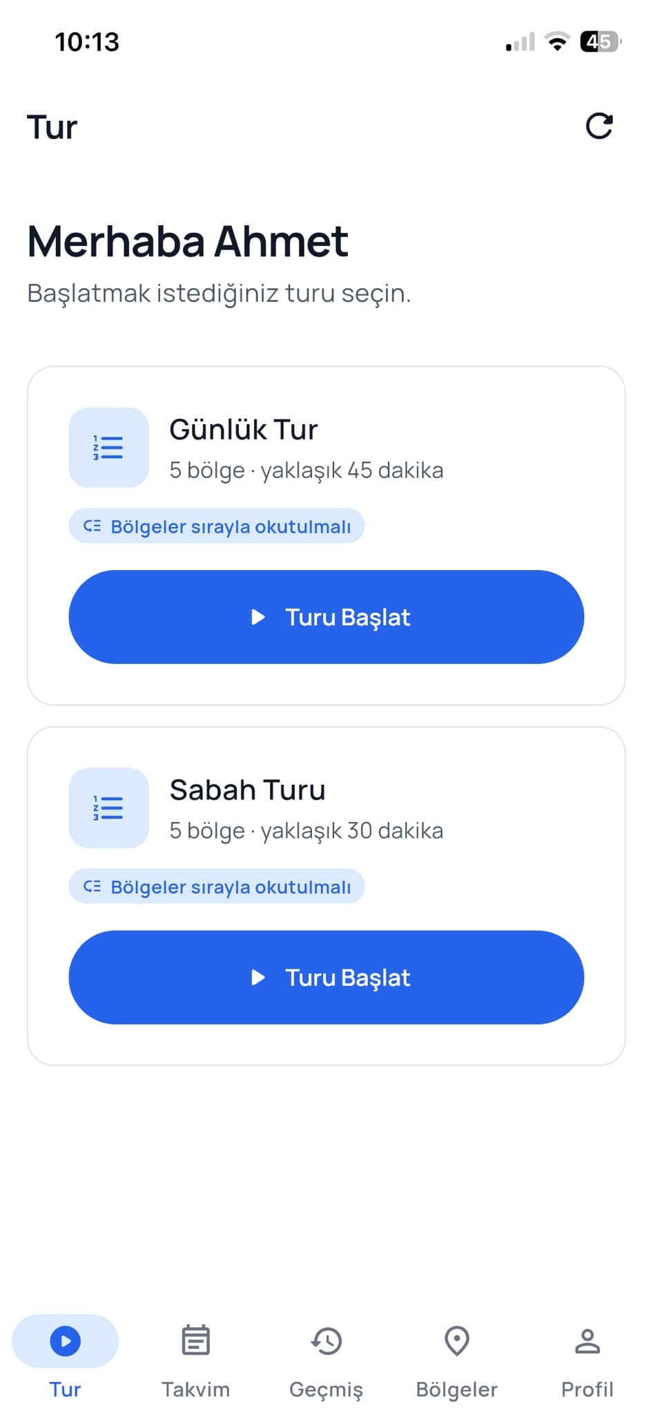 Bekçi uygulamayı açtığında yalnız kendisine atanmış turları görür. Her turun kaç noktadan oluştuğu ve yaklaşık ne kadar süreceği kartın üstünde yazar; tek dokunuşla başlatır.